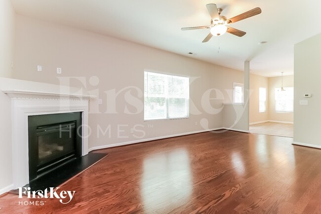 Foto del edificio - 6328 Bunker Hill Dr