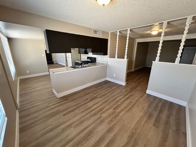 Building Photo - Single Story 3/2 *NO HOA* *NEW* Paint & *N...