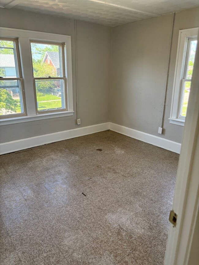 Building Photo - Section 8 Accepted! 5 BR 2 BA