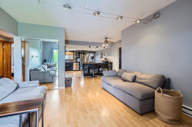 Building Photo - 953 N Rohlwing Rd