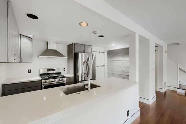 Building Photo - 3bed/2.5bath Townhome w/ Attached 2-Car Garage in Prime Redmond Location!