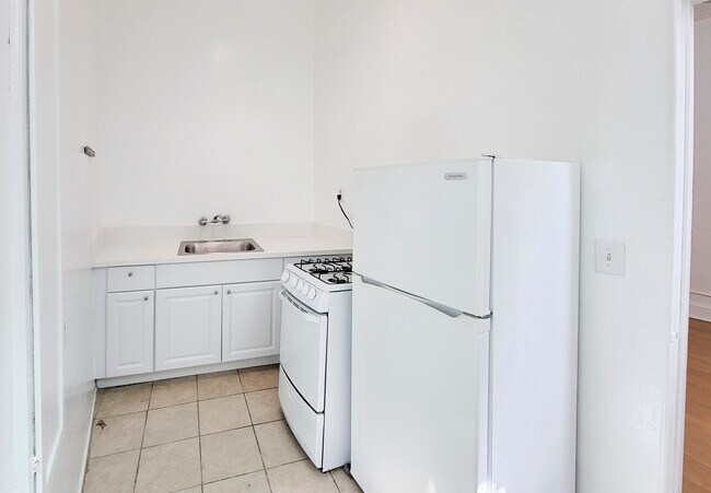 Building Photo - 2802 Waverly Dr