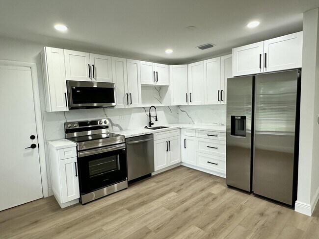 Building Photo - 153 SE Calmoso Dr