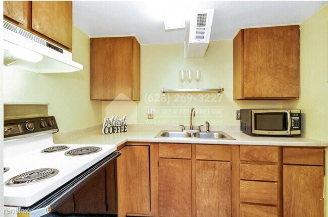Building Photo - 1 br, 1 bath Triplex - 819 NW 50th Street ...