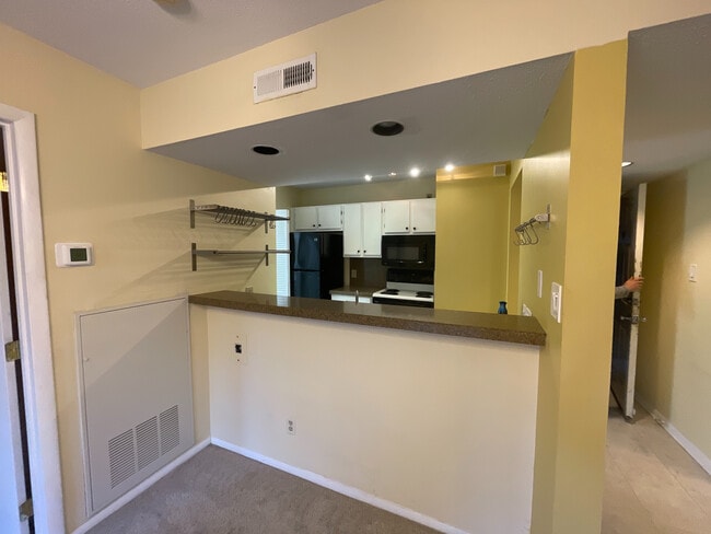 Building Photo - Room in Condo on Chimney Ridge Pl