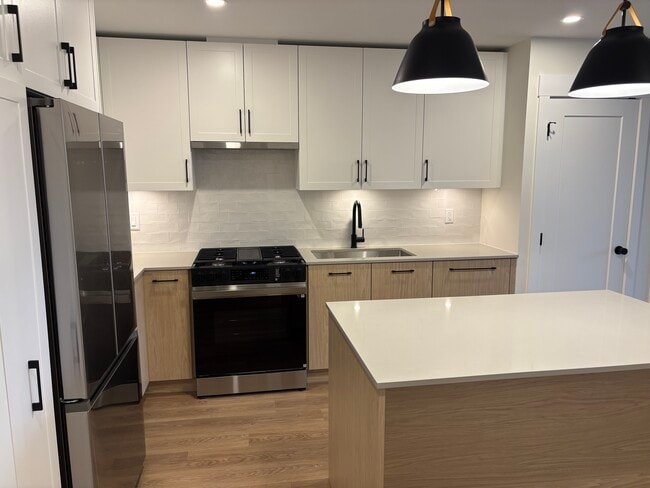 Building Photo - 27215 Aldergrove Town Centre Dr