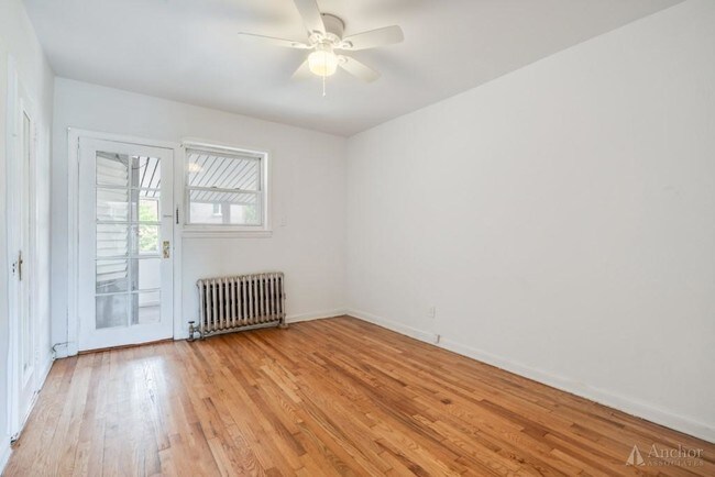 Building Photo - 3 bedroom in Astoria NY 11105