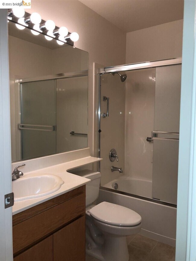 Building Photo - 275 Apple Hill Dr