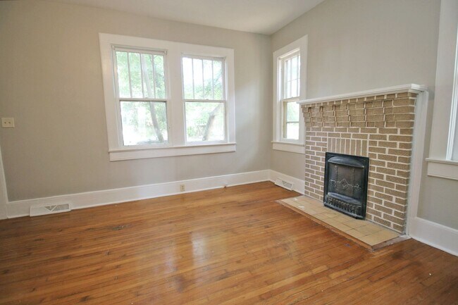 Foto del edificio - RENOVATED ONE BEDROOM, ONE BATH DUPLEX APARTMENT – AVAILABLE JULY 14TH!
