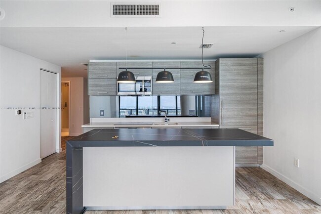 Foto del edificio - 650 NE 32nd St