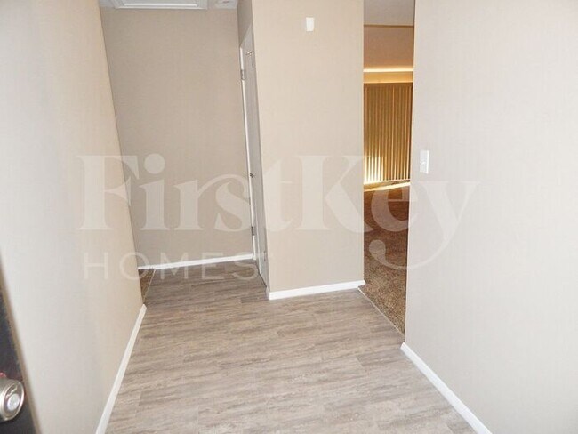 Building Photo - 3070 Durwood Dr