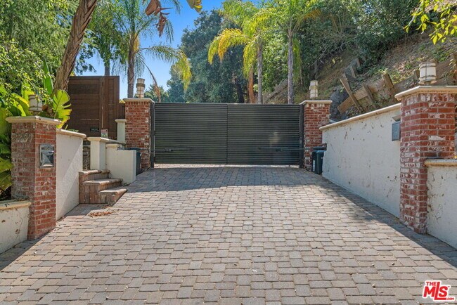 Building Photo - 3200 Oakley Dr