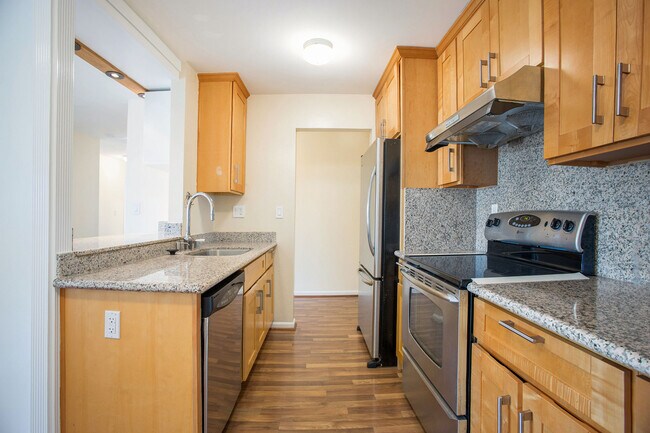 Building Photo - 960 Shorepoint Ct
