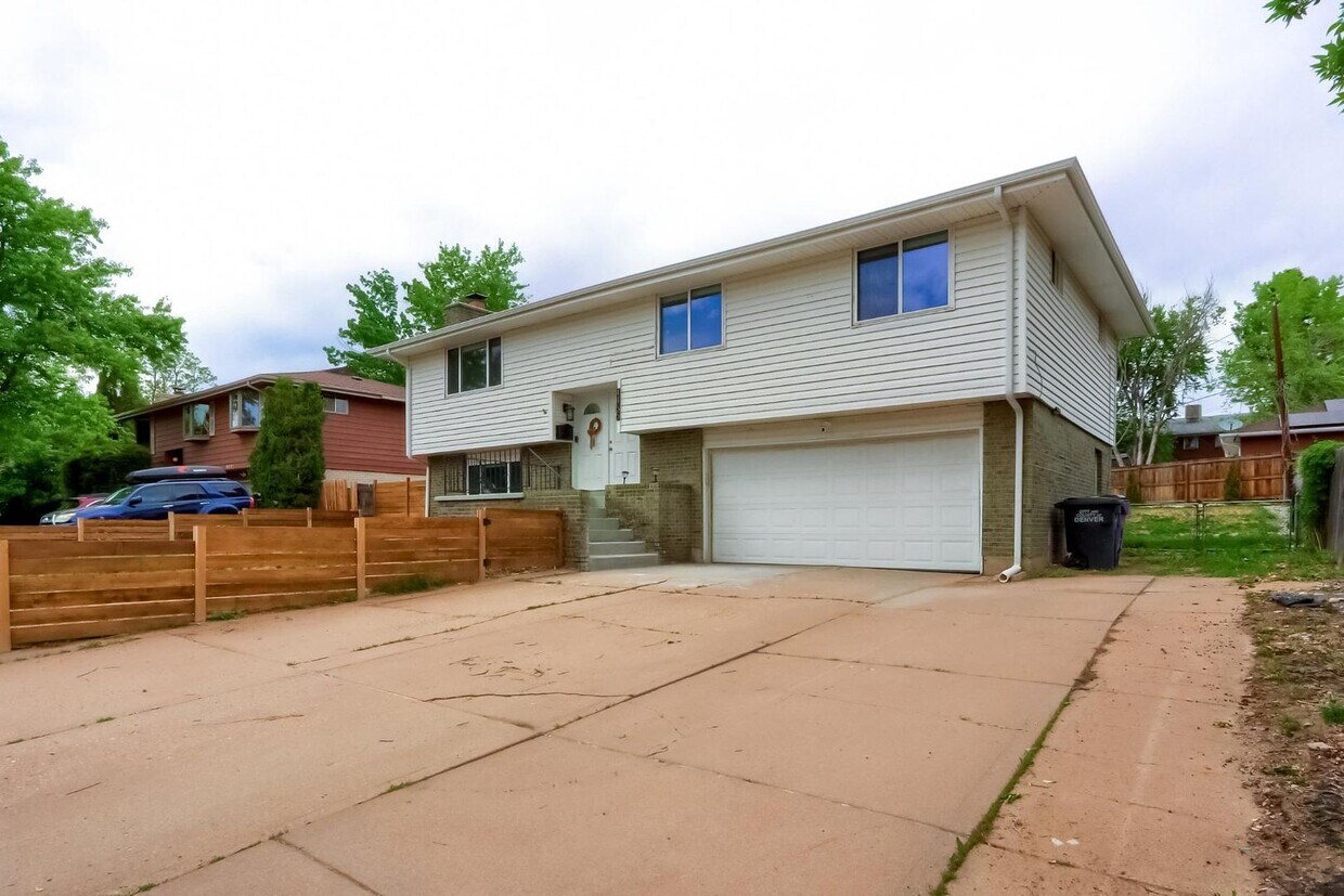 Foto principal - 4 BED 3 BATH HOUSE NEAR CREAK PARK!!!