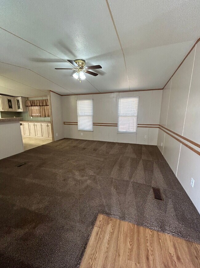 Building Photo - Commander Palace: Your Tranquil Home Awaits