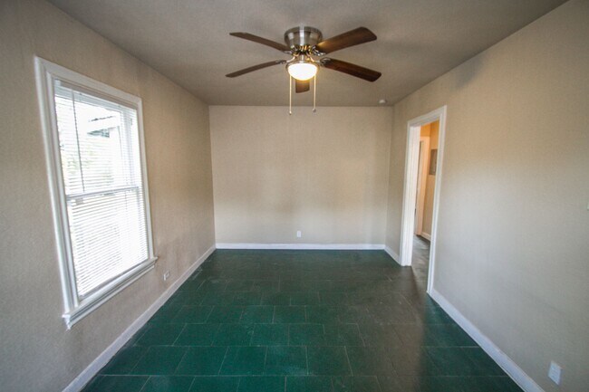 Building Photo - 928 Poinsettia