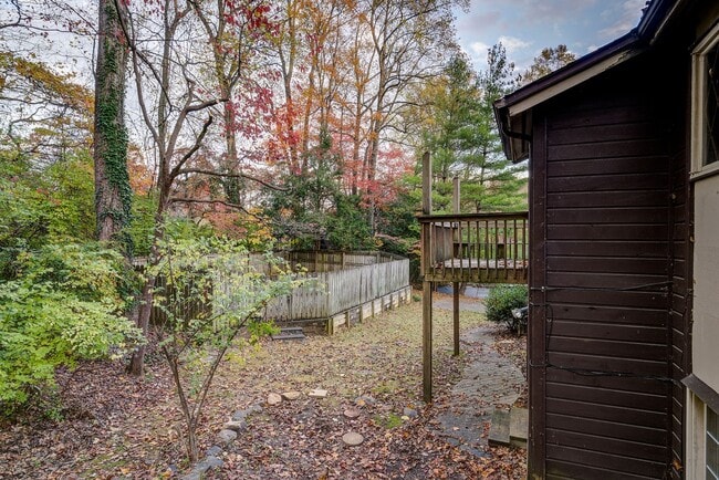 Foto del edificio - Large home in a beautiful setting close to...