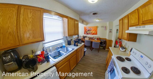 Foto del edificio - 3 br, 1 bath House - 1520 Campus Rd