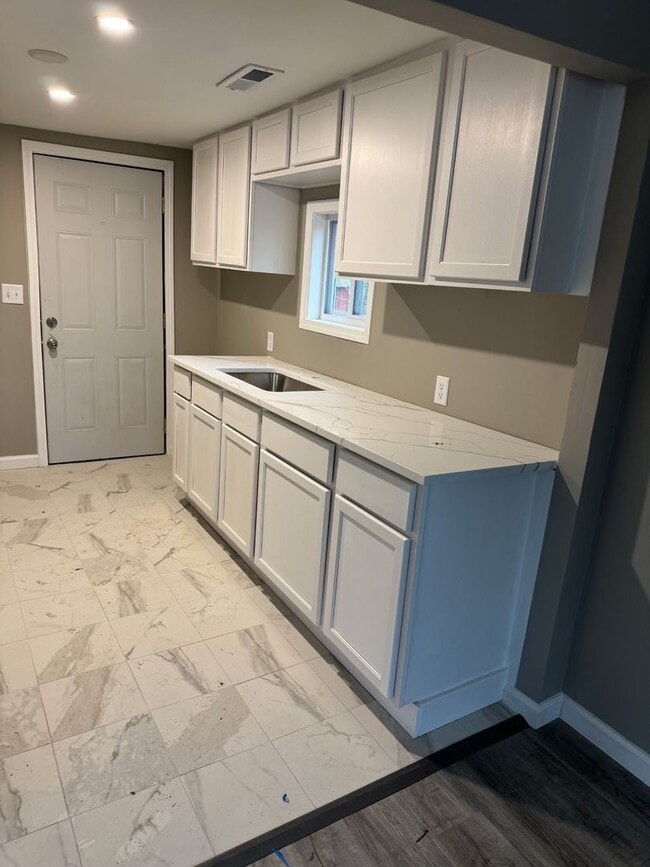 Building Photo - 1949 Beck St