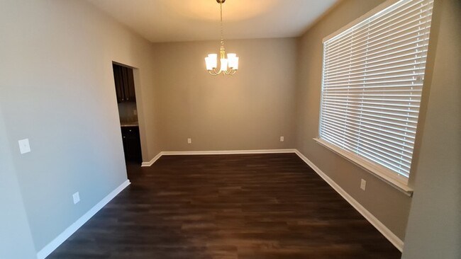 Foto del edificio - Spacious 5 bed 3 bath Home