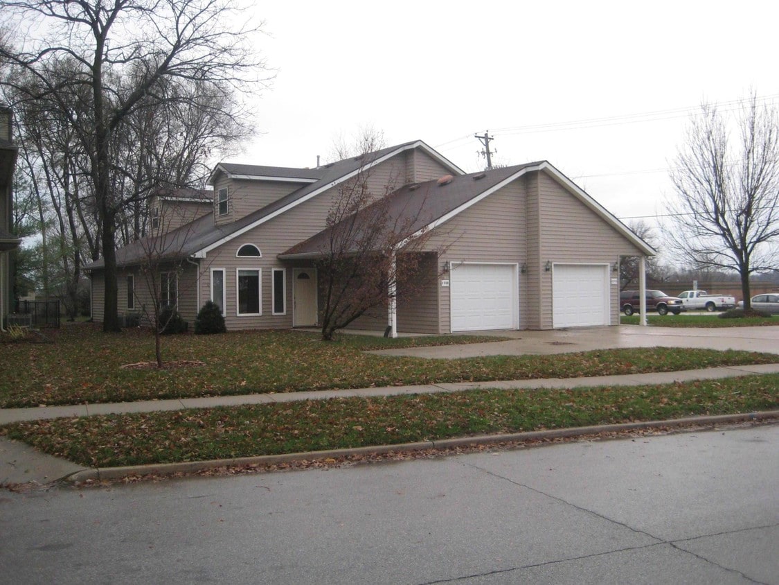 2208 69th St, Windsor Heights, IA 50324 Townhouse for Rent in Windsor