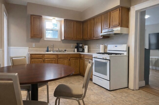 Building Photo - 128 Hawley St