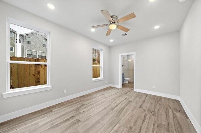 Building Photo - 232 W 28th St
