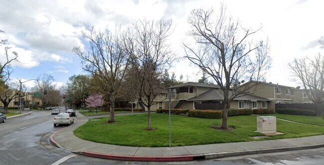 Corner Unit w/Large Lawn - 934 Summerside Dr