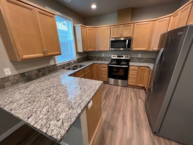 Foto del edificio - NEW 4 Bedroom / 4.5 Bath Townhome. A/C in every bedroom