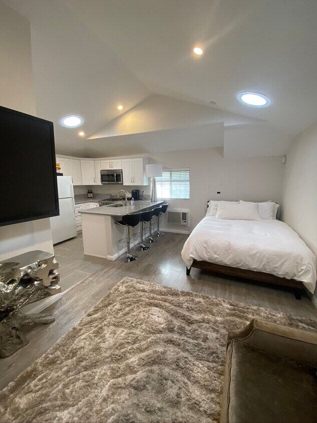 Foto principal - 1340 Benedict Canyon Dr