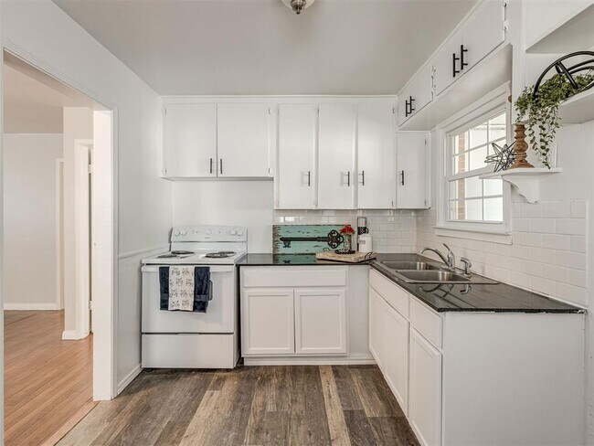 Building Photo - 544 E Fairchild Dr