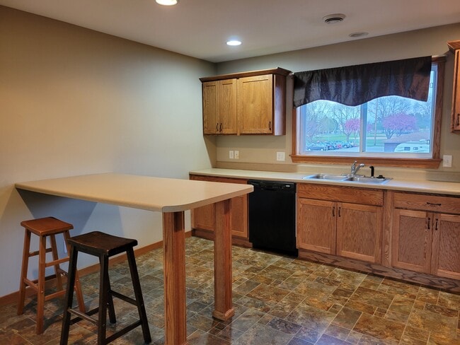 Building Photo - 720 Brooklawn Dr