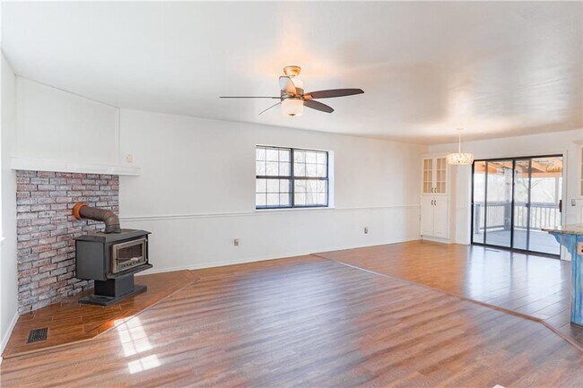 Building Photo - 8030 Valleyview Ln