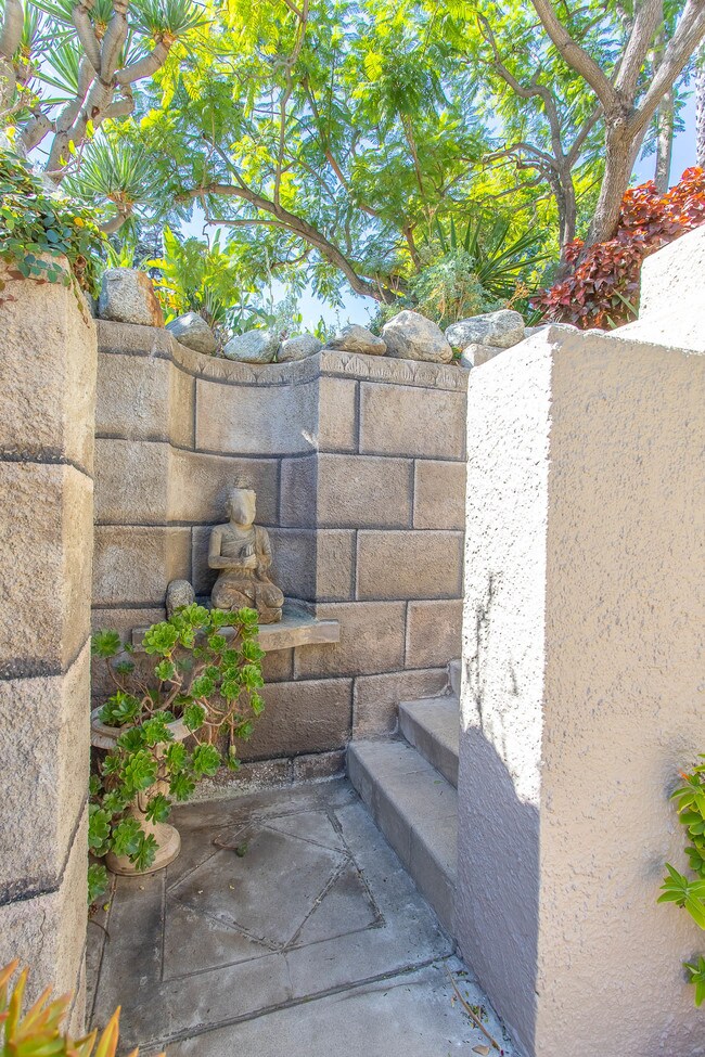 Escalera - 2020 La Brea Terrace