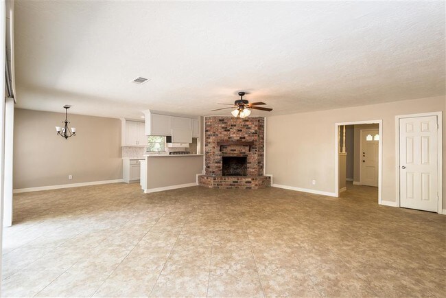 Building Photo - 7403 Tall Pines Dr