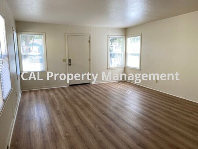 Building Photo - 2-Bedroom and 1-Bathroom duplex in South S...