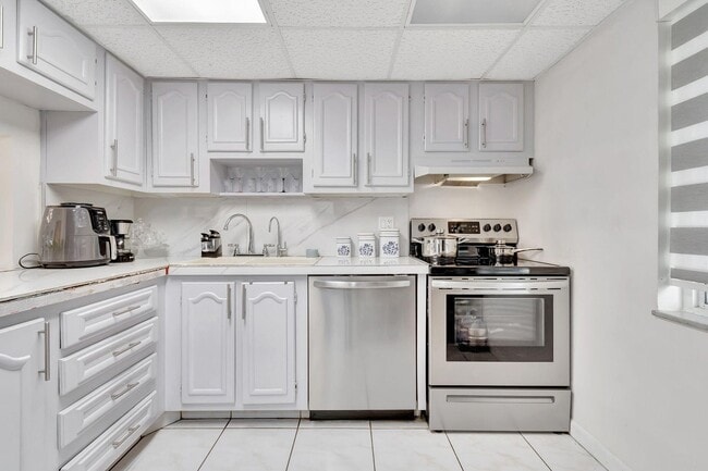 Building Photo - 14721 Bonaire Blvd
