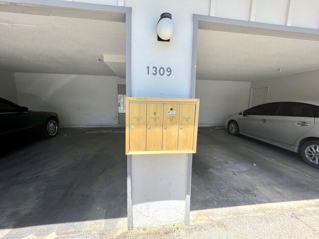 Foto del edificio - Great 2 Bedroom Townhouse Near UNLV!