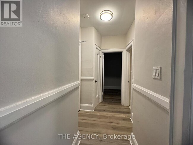 Photo du bâtiment - 846-846 Broadview Ave