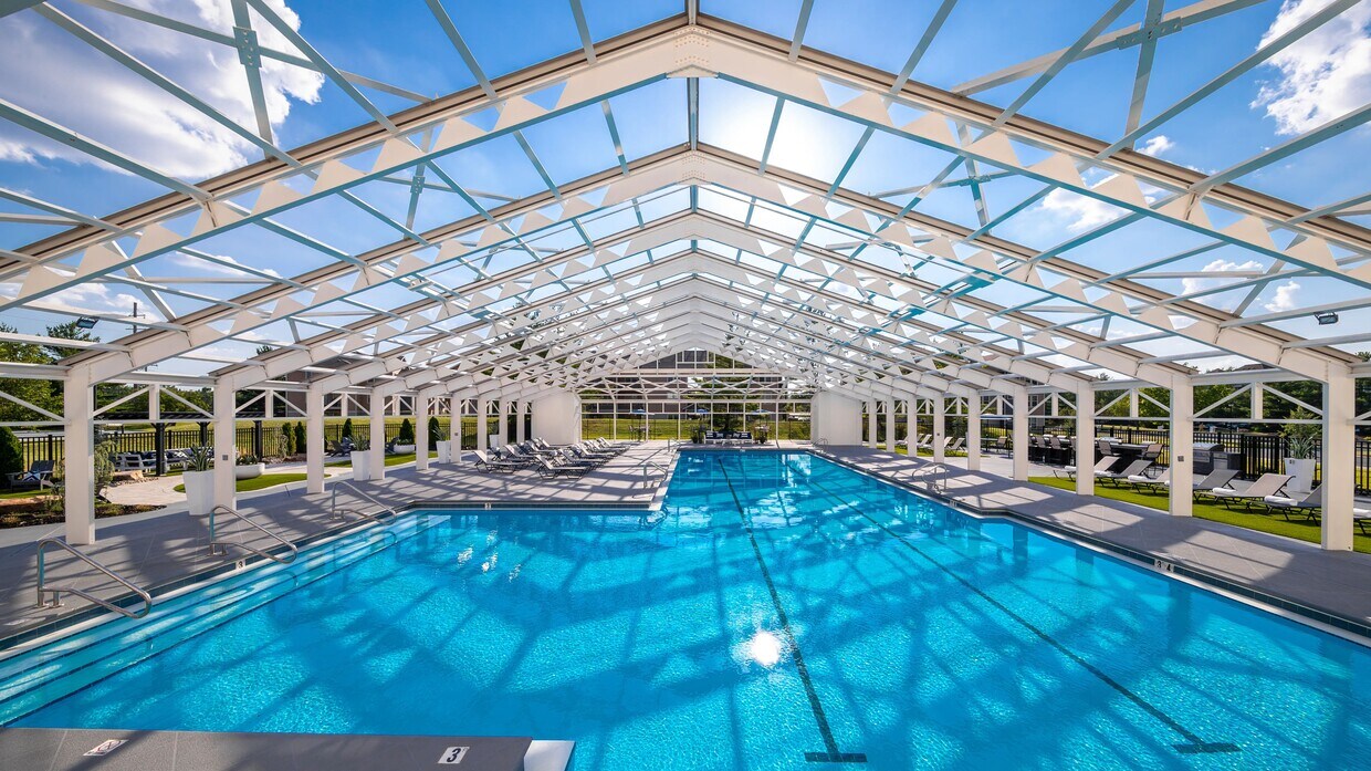 Sumérjase en la relajación en nuestra impresionante piscina cerrada. Disfrute de un baño o de un descanso junto al agua, mientras disfruta de la luz natural y los hermosos alrededores. - The LINC