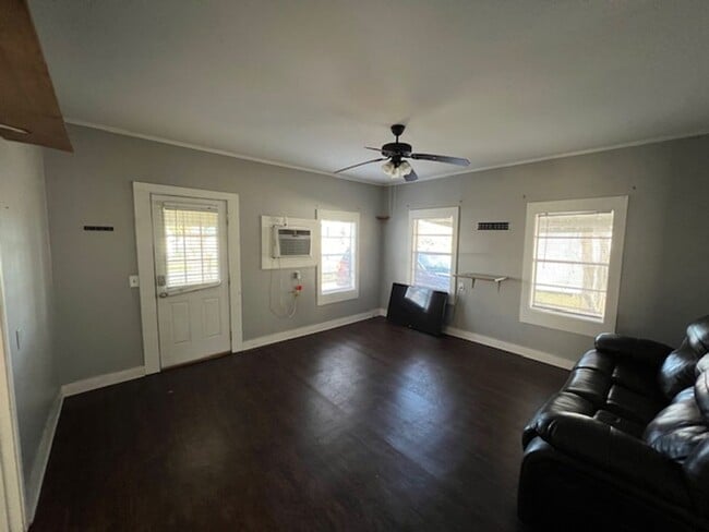 Building Photo - 2 Bedroom 1 Bathroom Home in quiet neighbo...