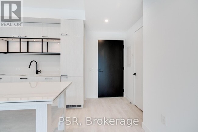 Building Photo - 505 Richmond St W