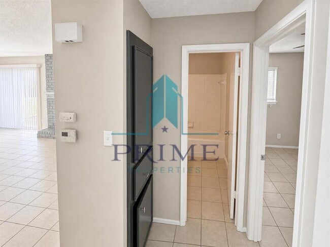 Foto del edificio - 9900 Randall Dr
