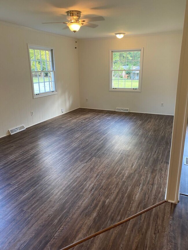 Foto del edificio - 3700 Densmore Drive, Charlotte, NC 28205