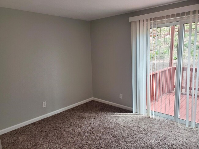 Building Photo - Beautiful 2 bedroom remodel in Manitou Spr...