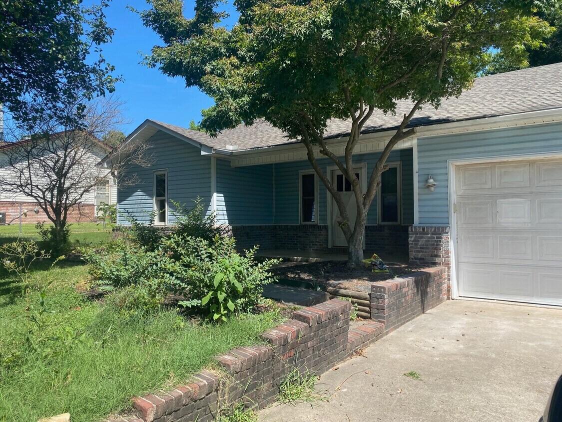 Primary Photo - 3 Trellis Ct