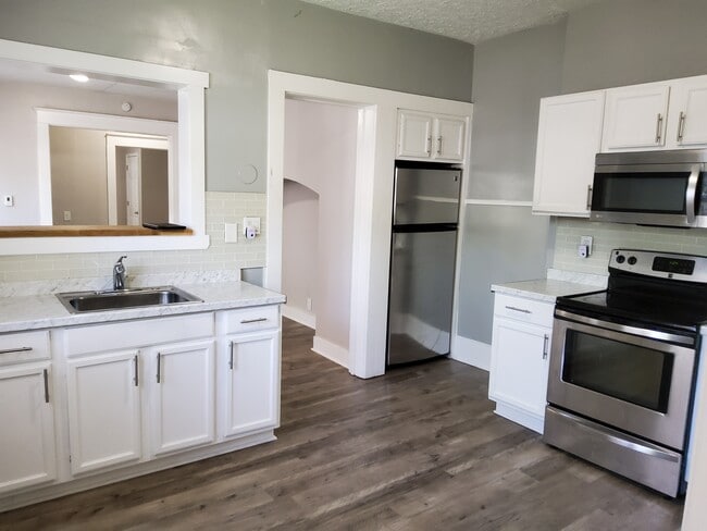 Building Photo - 1191 S Plymouth Ave