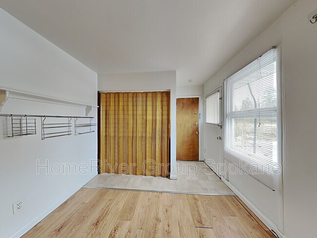 Building Photo - 634 E 23rd Ave