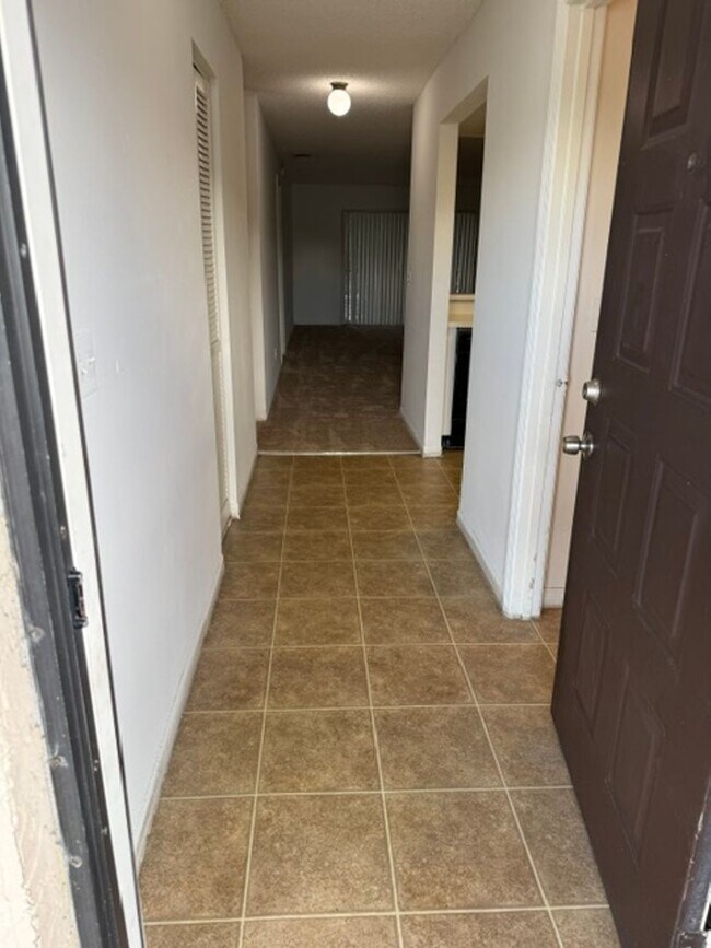 Building Photo - 2937 Regency Dr