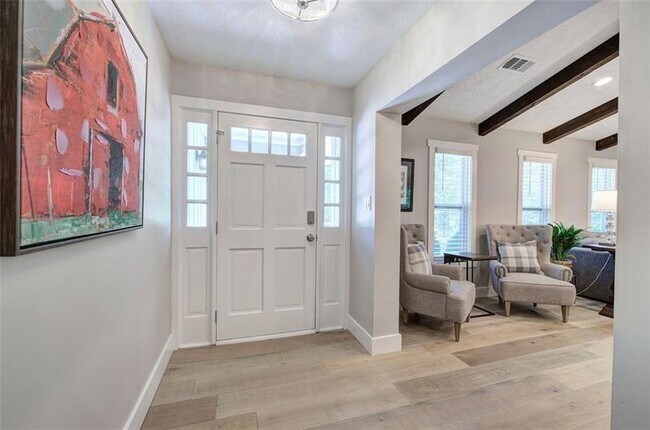 Foto del edificio - 3410 Holliglen Dr